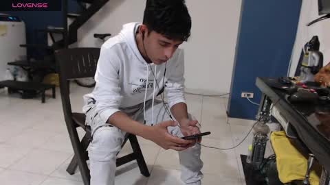 Snapshot of andressdean chatting on December 7, 3:25 am Andres Dean online show from December 7, 3:25 am