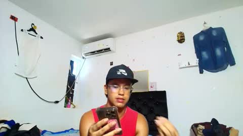 Snapshot of andreswhite_shotoflust chatting on May 25, 5:08 pm andreswhite_shotoflust online show from May 25, 5:08 pm