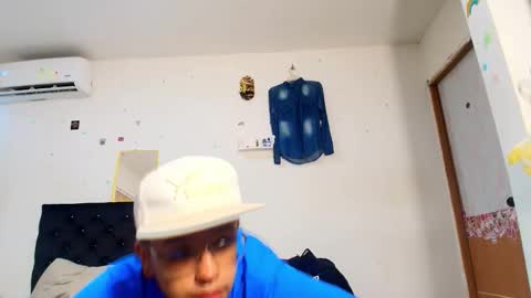 Snapshot of andreswhite_shotoflust chatting on June 2, 6:43 pm andreswhite_shotoflust online show from June 2, 6:43 pm