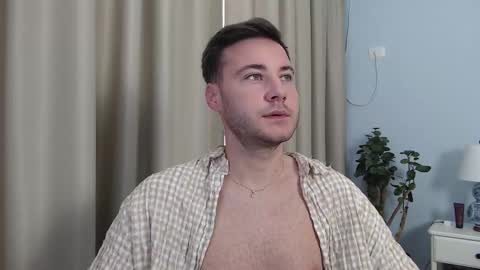 Snapshot of andrew2305 chatting on September 28, 9:14 am Justin Andrew online show from September 28, 9:14 am