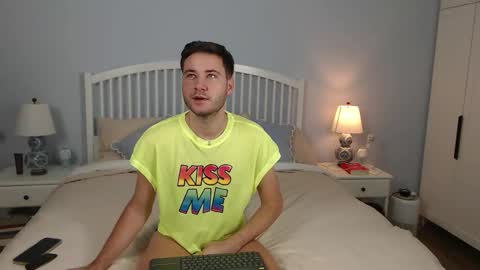 Snapshot of andrew2305 chatting on September 30, 8:52 am Justin Andrew online show from September 30, 8:52 am