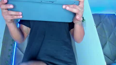 Snapshot of andrewkenoxx_ chatting on February 4, 7:20 pm ANDREW KENNOXX online show from February 4, 7:20 pm