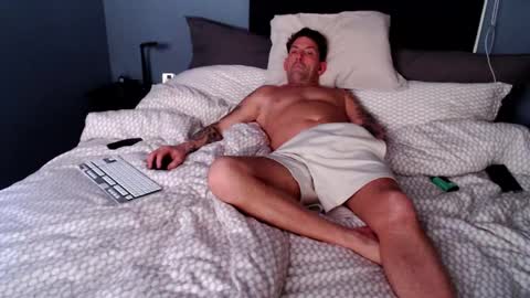 Snapshot of andrjoer chatting on February 16, 10:54 pm andrjoer online show from February 16, 10:54 pm