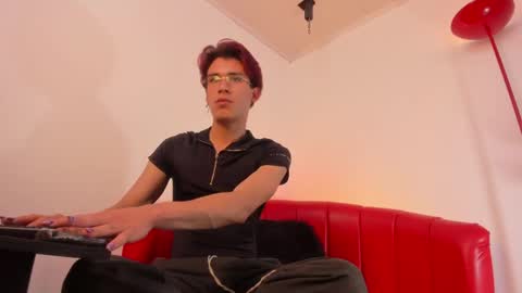 andy_dluxe online show from May 12, 11:51 am