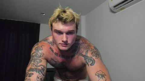 Snapshot of andy_hunk chatting on March 29, 1:27 am Andrew online show from March 29, 1:27 am