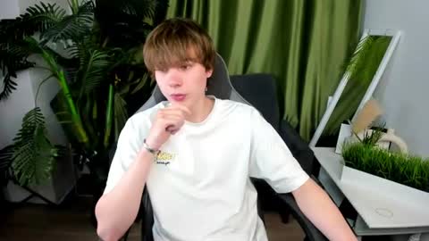 Snapshot of andyjey_ chatting on June 25, 7:07 pm Mandy and Andy online show from June 25, 7:07 pm