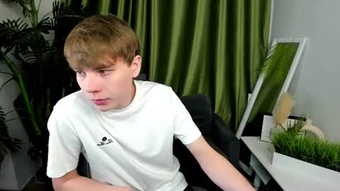 Snapshot of andyjey_ chatting on July 15, 7:52 pm Mandy and Andy online show from July 15, 7:52 pm