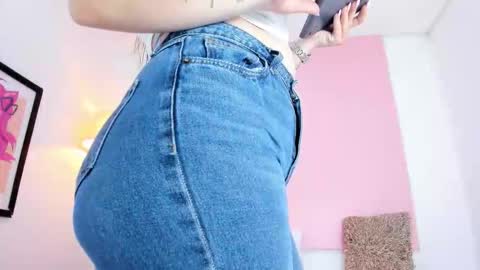 Snapshot of andyylove_jk chatting on February 12, 12:00 pm Andy online show from February 12, 12:00 pm