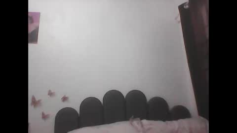 Snapshot of ange011 chatting on April 12, 6:29 am ange011 online show from April 12, 6:29 am