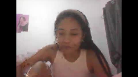 Snapshot of ange011 chatting on April 21, 11:49 am ange011 online show from April 21, 11:49 am