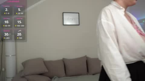 Snapshot of ange_fox chatting on September 29, 6:18 am Ange online show from September 29, 6:18 am