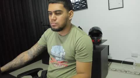 Snapshot of angel__tattoo chatting on April 29, 11:44 pm angel__tattoo online show from April 29, 11:44 pm