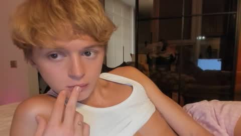 Snapshot of angel_andreww chatting on April 20, 8:10 pm angel_andreww online show from April 20, 8:10 pm