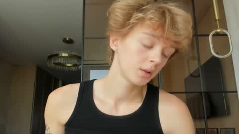 Snapshot of angel_andreww chatting on May 21, 6:20 am angel_andreww online show from May 21, 6:20 am