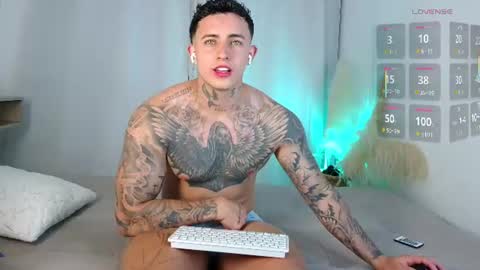 Snapshot of angel_boy01 chatting on June 26, 11:42 pm angel_boy01 online show from June 26, 11:42 pm