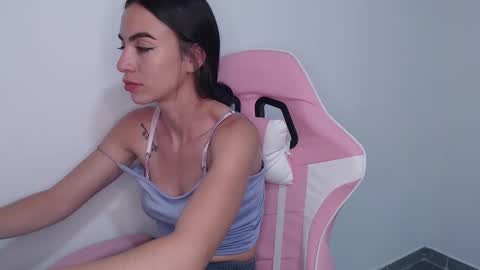 Snapshot of angel_girl10 chatting on October 28, 10:12 pm Angel Girl online show from October 28, 10:12 pm