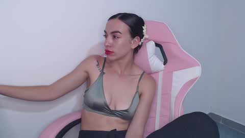 Snapshot of angel_girl10 chatting on November 24, 10:53 pm Angel Girl online show from November 24, 10:53 pm