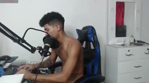 Snapshot of angel_latinguy chatting on October 15, 7:36 pm Angel online show from October 15, 7:36 pm