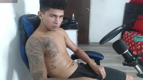 Snapshot of angel_latinguy chatting on October 19, 9:48 pm Angel online show from October 19, 9:48 pm