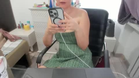 angel_lee__ online show from February 16, 7:48 am