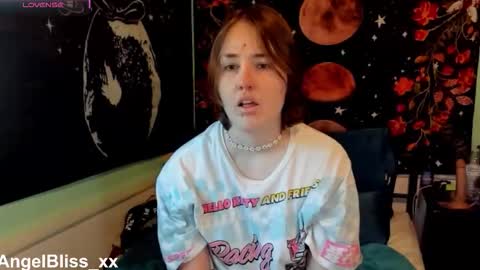 Snapshot of angelbliss_xx chatting on December 4, 3:32 pm Angel online show from December 4, 3:32 pm