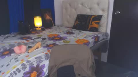 Snapshot of angelcumfallen chatting on February 4, 4:37 am Angel online show from February 4, 4:37 am