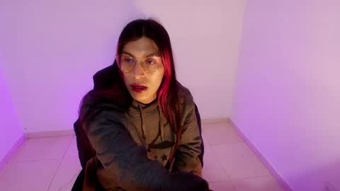 Snapshot of angele_johnson chatting on April 21, 7:39 pm angele online show from April 21, 7:39 pm