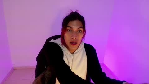 Snapshot of angele_johnson chatting on May 31, 7:04 pm angele online show from May 31, 7:04 pm