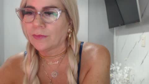 Snapshot of angelinna_12 chatting on June 25, 5:12 am angelinna_12 online show from June 25, 5:12 am