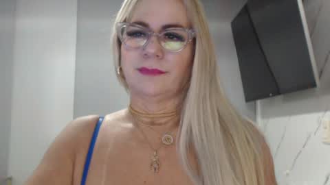 Snapshot of angelinna_12 chatting on July 6, 4:31 am angelinna_12 online show from July 6, 4:31 am