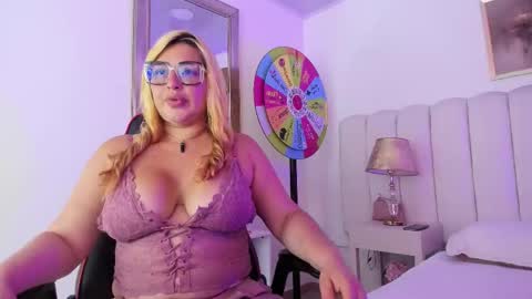 Snapshot of angellhott_ chatting on March 2, 6:26 pm angellhott online show from March 2, 6:26 pm