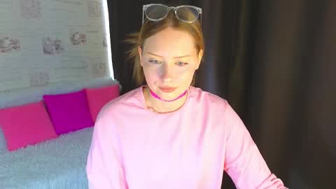 Snapshot of angellisss chatting on October 9, 5:27 am Cutie online show from October 9, 5:27 am
