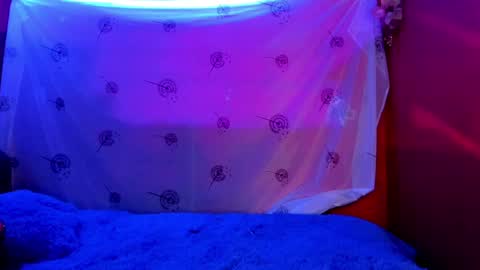 Snapshot of angellonfire chatting on December 4, 7:06 am Angel  online show from December 4, 7:06 am