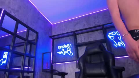 angelobellini online show from April 29, 9:43 pm