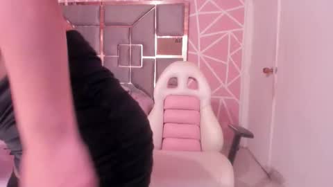 Anggi  online show from November 23, 10:59 am