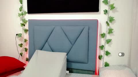 Snapshot of angie_arias chatting on February 12, 10:56 am Angie online show from February 12, 10:56 am