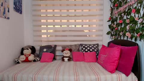 laura  online show from February 12, 1:50 pm