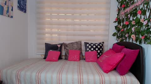 laura  online show from February 16, 3:30 pm