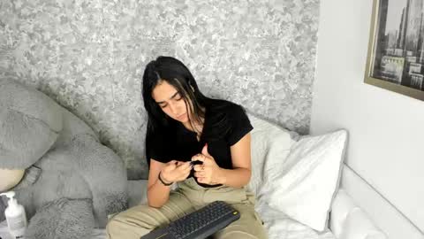 anika_h online show from May 2, 1:05 pm