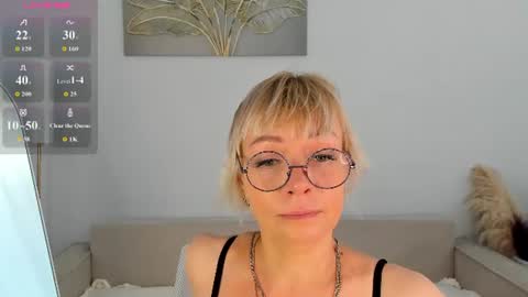 ann_annise online show from July 14, 9:14 am