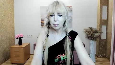 Anna Ditrih online show from May 16, 11:42 am