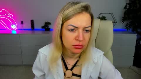 Snapshot of anna_snow9 chatting on November 5, 6:35 am anna_snow9 online show from November 5, 6:35 am