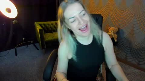 Snapshot of anna_snow9 chatting on May 10, 5:07 pm anna_snow9 online show from May 10, 5:07 pm