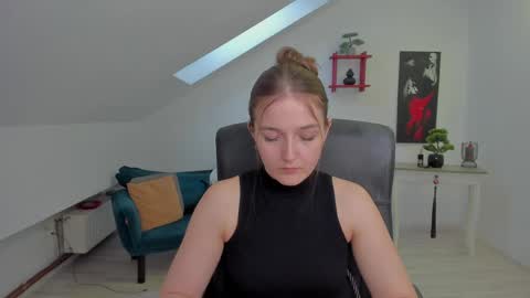annewilsonn online show from May 6, 4:52 am