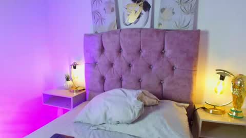 Snapshot of annie_bonnie_ chatting on June 22, 12:02 pm Annie Bonnie online show from June 22, 12:02 pm