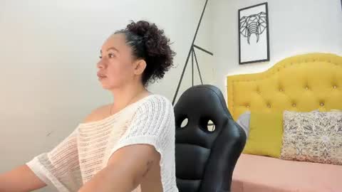 Snapshot of annie_bowie chatting on June 17, 1:45 pm online show from June 17, 1:45 pm