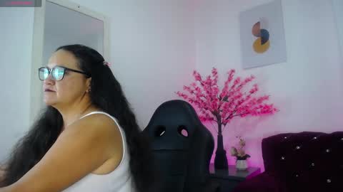 Snapshot of annie_carterr_ chatting on May 27, 1:08 pm annie_carterr_ online show from May 27, 1:08 pm