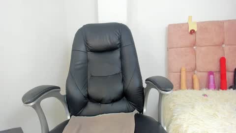 Snapshot of annie_collen chatting on December 7, 3:52 pm Anna online show from December 7, 3:52 pm