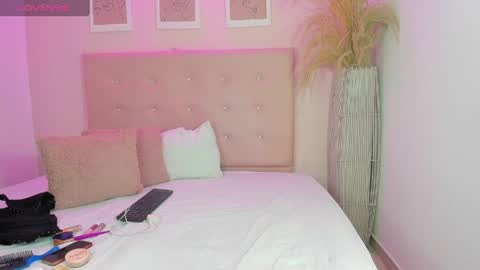 annie_dolce_ online show from March 27, 10:31 pm