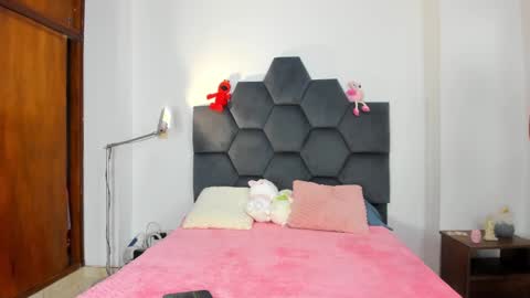 Snapshot of annie_dreams69 chatting on December 3, 9:23 pm Annie online show from December 3, 9:23 pm